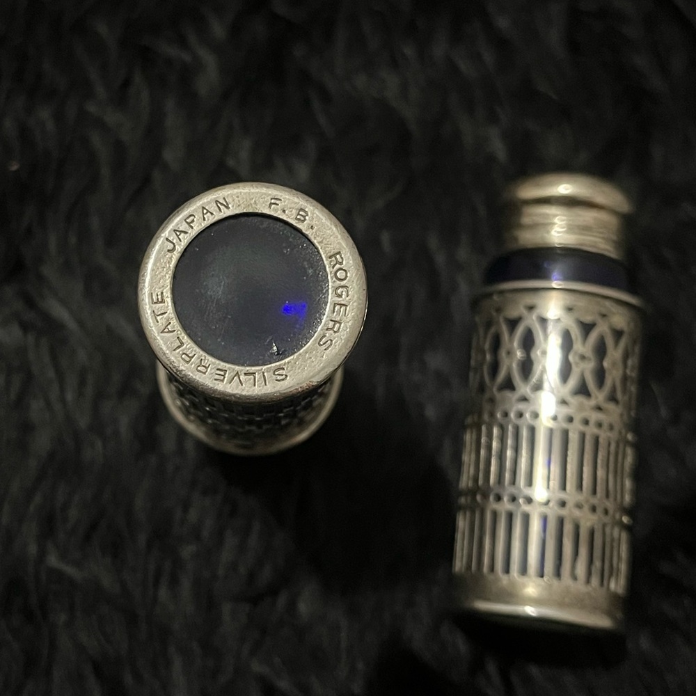 Vintage 1950’s silver-plated blue glass salt and pepper shakers - Picture 3 of 3